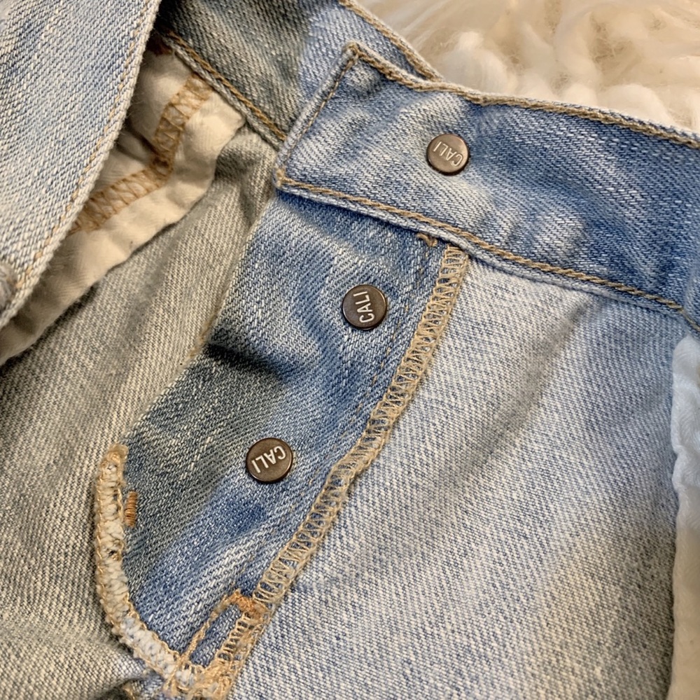 Hollister Destroyed Denim Boyfriend Jean Shorts - Picture 6 of 7